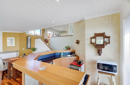 Rosebud Casa | Amplio apartamento de 1 habitación con vistas a la bahía, capacidad para 2 personas más tiene un portacot