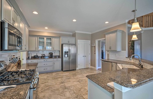 High Point Casa | High Point Home ~ 1 Mi to Oak Hollow Lake!