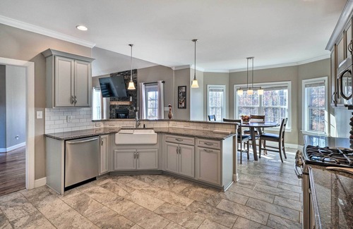 High Point Casa | High Point Home ~ 1 Mi to Oak Hollow Lake!