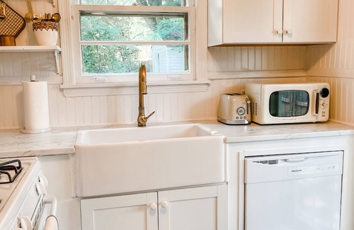University District Casa | High Point House - amazing location -Sleeps 12!