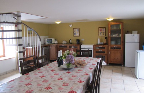 Gomene Cabaña | Complejo de casas rurales de alta calidad para hasta 13 personas. Amplia sala comunitaria Piscina y WIFI