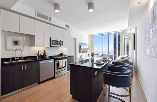 Carthay Circle Apartamento | High-Rise 1bdr apartment in Korea Town with pool, gym and parking