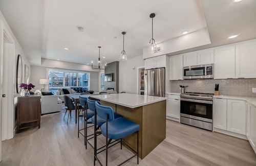 Dead Man's Flats Apartamento | High rise Lux 2-B apartment near Canmore Banff-Pool -hot tub- gym -