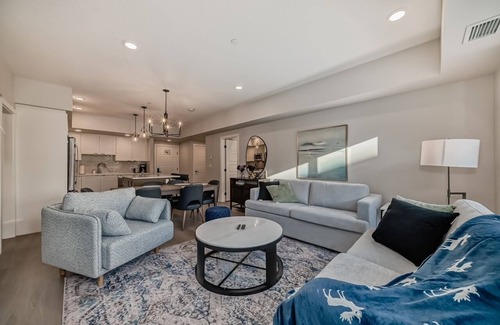 Dead Man's Flats Apartamento | High rise Lux 2-B apartment near Canmore Banff-Pool -hot tub- gym -