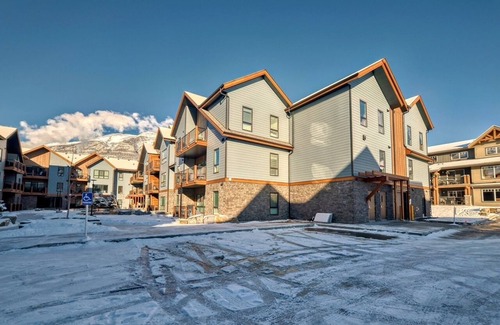 Dead Man's Flats Apartamento | High rise Lux 2-B apartment near Canmore Banff-Pool -hot tub- gym -
