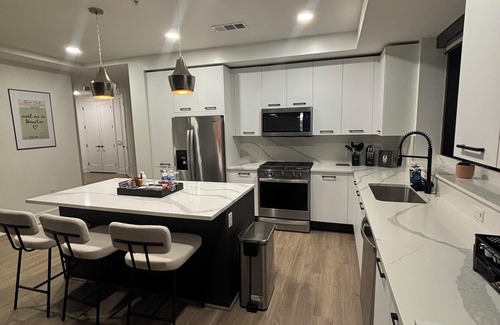 Central Business District Apartamento | High Rise Luxury with Epic Views and Resort Style Amenities.