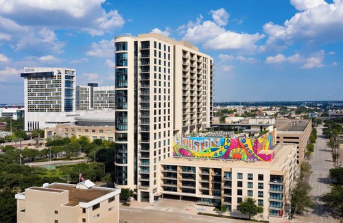 Central Business District Apartamento | High Rise Luxury with Epic Views and Resort Style Amenities.