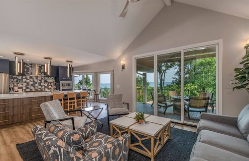 Laurel Park Casa | High Society in Hendersonville: Beautifully Renovated Mountaintop Home