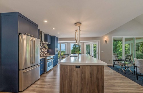 Laurel Park Casa | High Society in Hendersonville: Beautifully Renovated Mountaintop Home