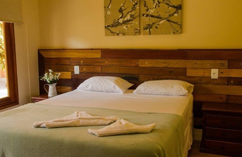 Saquarema Otro | High standard country house, 8 luxury suites, swimming pool, lake, sports courts.