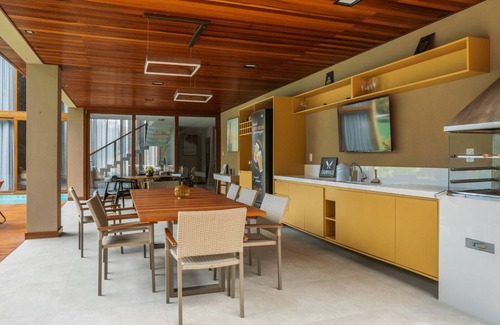 Praia do Forte Casa | High Standard House with 7 Suites Praia do Forte Condominium Praia Bela with Access to the SEA