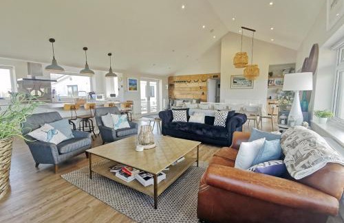 Trearddur Bay Casa | HIGH TIDE- LUXURY DEATCHED BUNGALOW- Sleeps 10 or 12 - Annexe option