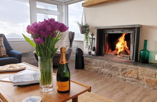 Trearddur Bay Casa | HIGH TIDE- LUXURY DEATCHED BUNGALOW- Sleeps 10 or 12 - Annexe option