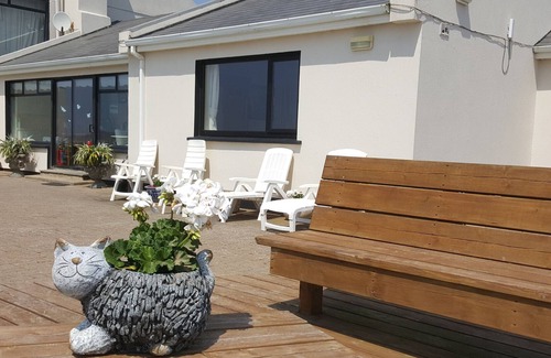 Duncannon Cabaña | HIGH TIDE, pet friendly, with a garden in Duncannon, County Wexford