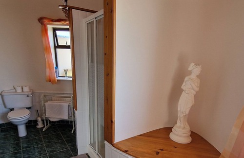 Duncannon Cabaña | HIGH TIDE, pet friendly, with a garden in Duncannon, County Wexford