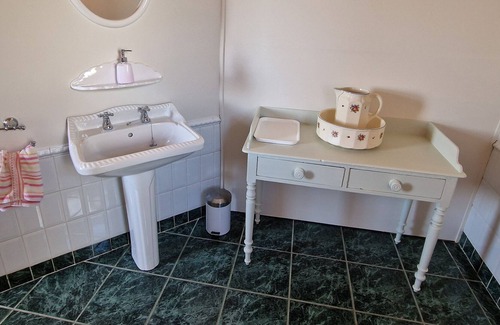 Duncannon Cabaña | HIGH TIDE, pet friendly, with a garden in Duncannon, County Wexford