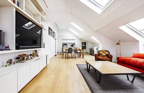 Levallois-Perret Apartamento | Higher Calling, by Veeve