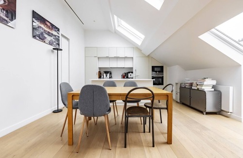 Levallois-Perret Apartamento | Higher Calling, by Veeve