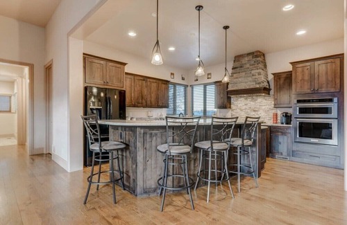 Colorado Springs Casa | Highland Heights! Luxe Mountain VIEWS w/ Hot Tub
