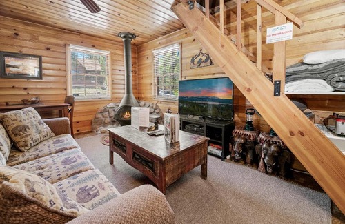 The Village Casa | Highland Hideaway - Walk to lake and village!