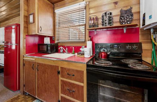 The Village Casa | Highland Hideaway - Walk to lake and village!