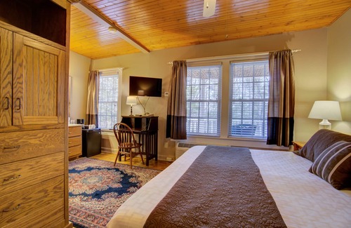 Flat Rock Cabina | Highland Lake Inn & Resort