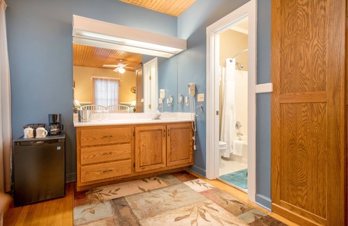 Flat Rock Cabina | Highland Lake Inn & Resort