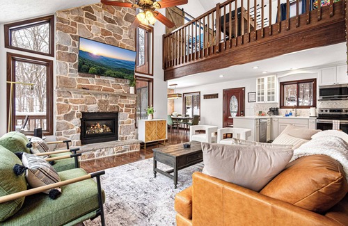 East Stroudsburg Casa | Highland Lake Retreat I Game Room I Hot Tub I Firepit I EV Charger