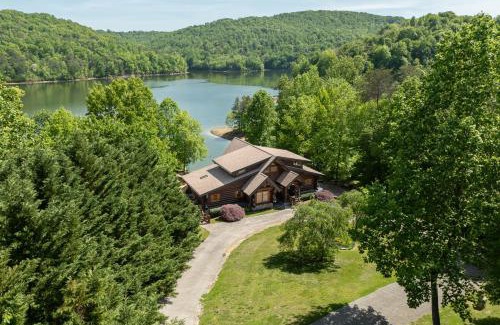 New Tazewell Casa | Highland Loch Lodge