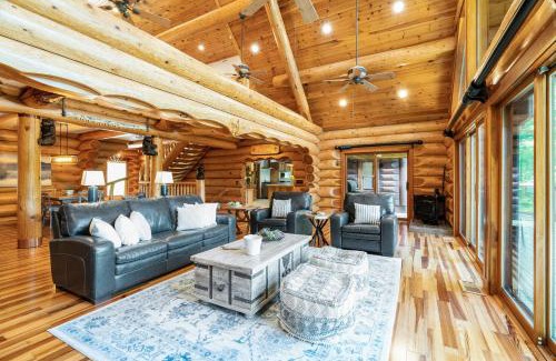 New Tazewell Casa | Highland Loch Lodge