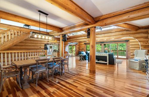 New Tazewell Casa | Highland Loch Lodge