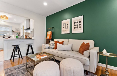 Highland Apartamento | Highland Park Hideaway- Standing Desk + Monitor + Private Laundry + Bonfire Pit