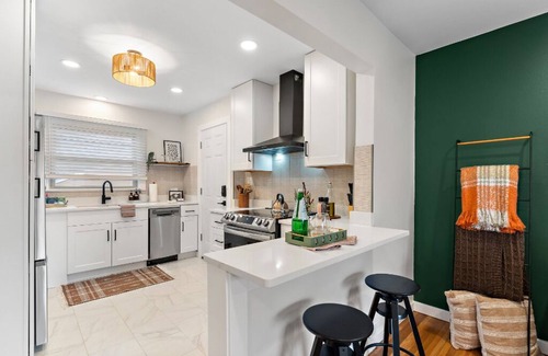 Highland Apartamento | Highland Park Hideaway- Standing Desk + Monitor + Private Laundry + Bonfire Pit