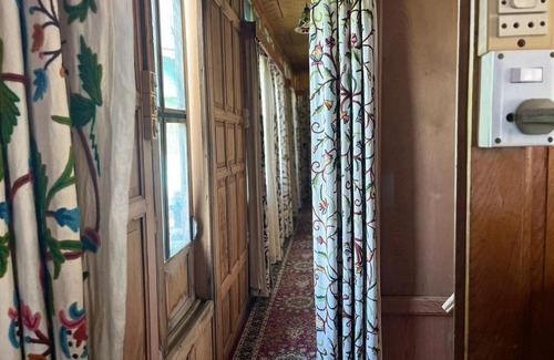 Dal Lake Alquiler De Eote | Highland Queen Houseboat