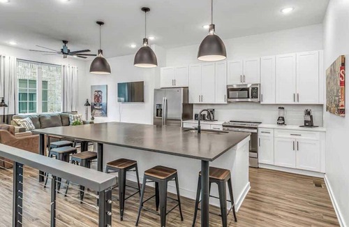 Greenwood Casa | Highland Station - Private Rooftop (Sleeps 14)