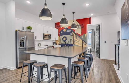Greenwood Casa | Highland Station - Private Rooftop (Sleeps 14)