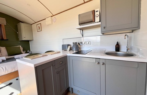 Rhayader Cabaña | Highland View - a shepherds hut that sleeps 2 guests in 1 bedroom