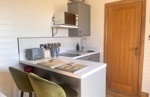 Rhayader Cabaña | Highland View - a shepherds hut that sleeps 2 guests in 1 bedroom