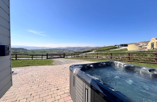 Rhayader Cabaña | Highland View - a shepherds hut that sleeps 2 guests in 1 bedroom