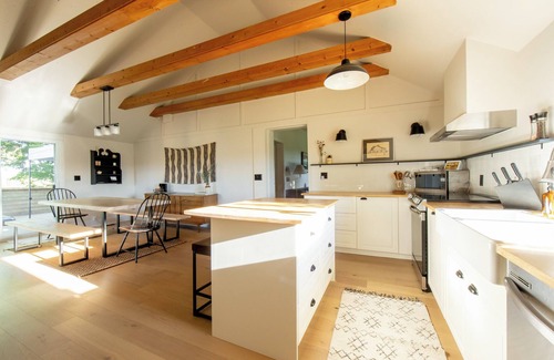 Grey Highlands Otro | Highland Woods Farm 4BR w/Private Lake, Sauna and Hot Tub in the Grey Highlands