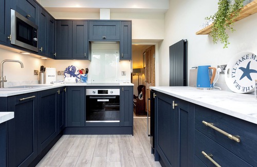 Hinderwell Casa | Highly appointed pet & family friendly cottage with private parking & garden.