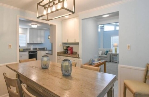 Montego Bay Casa | ¡Comunidad muy solicitada de Montego Bay, 2 piscinas comunitarias al aire libre grandes, tenis, en 130th St.!