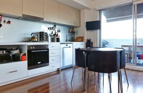 Northcote Apartamento | Highview on High St - A Balcony Haven in Northcote