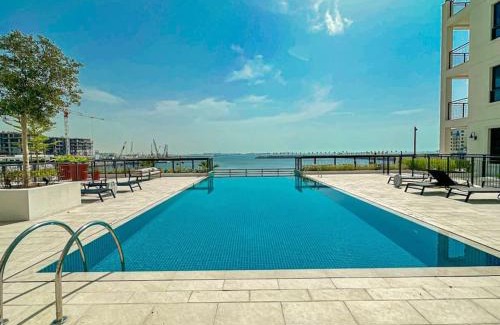 Dubai Apartamento | HiGuests - Beachfront Living Stunning 4 BR with Maid's Room