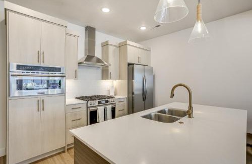 Weber County Casa | Hike and Ski Townhome 8 Mi to Dtwn Ogden!