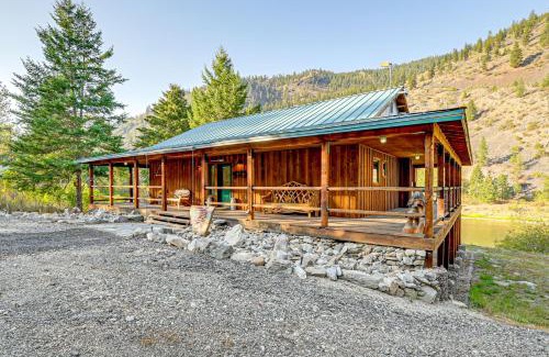 Superior Casa | Hike, Fish and Unwind Remote Escape in Montana