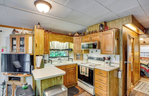 Newland Casa | Hike, Swim, Ski & More: Pet-Friendly Newland Home!