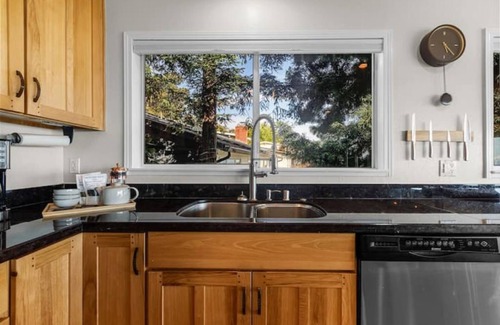 Oakland Casa | Hiking, Biking & Bay Area Views!