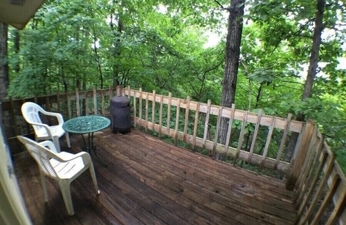 Eureka Springs Cabina | Ozark Spring Cabin 05 Gales Lair,King Bed, Spa Tub