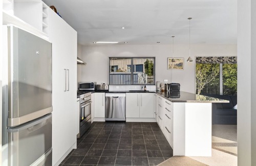 Albert Town Casa | Hikuwai Family Retreat - Albert Town Holiday Home